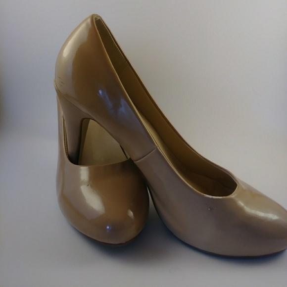 Rasolli Nude 4in Round Toe Heels - Picture 2 of 3